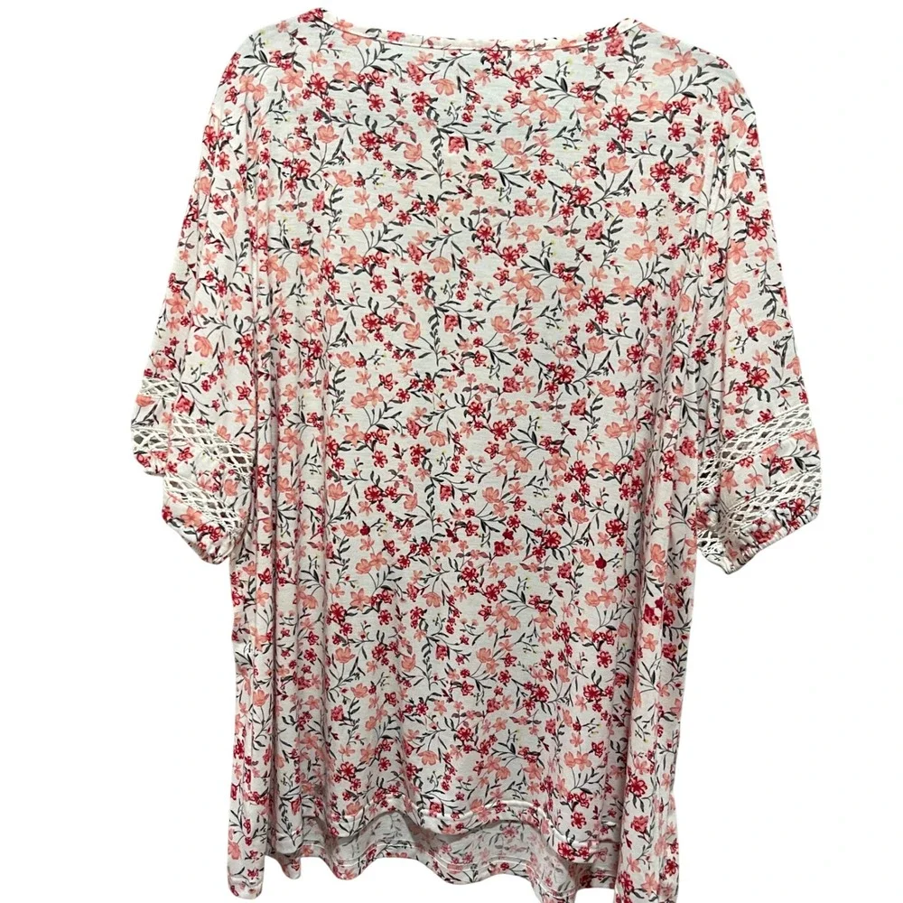 Bloomchic Woomen's 22/24 V-Neck T-Shirt with Lace Details White with Pink Floral - Picture 2 of 16